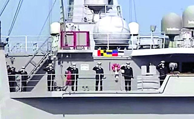 한국 해군 군수지원함 ‘소양함’ 승조원들이 6일 일본 가나가와현 사가미만에서 열린 국제관함식에 참석해 기시다 후미오 일본 총리가 탑승한 호위함 ‘이즈모’를 향해 거수경례하고 있다. 연합뉴스