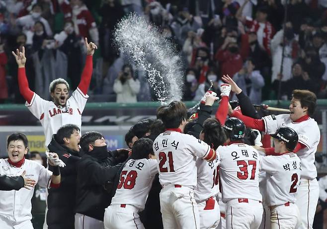 [인천=뉴시스] 김금보 기자 = 7일 인천 SSG랜더스필드에서 열린 2022 KBO 한국시리즈 5차전 키움 히어로즈와 SSG 랜더스의 경기, 9회말 무사 1,3루 SSG 김강민의 역전 끝내기 홈런으로 승리한 SSG 선수들이 환호하고 있다. 2022.11.07.