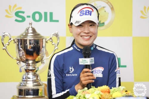 연장전 승리 후 환하게 웃으며 우승 인터뷰 중인 이소미. [사진=KLPGA]