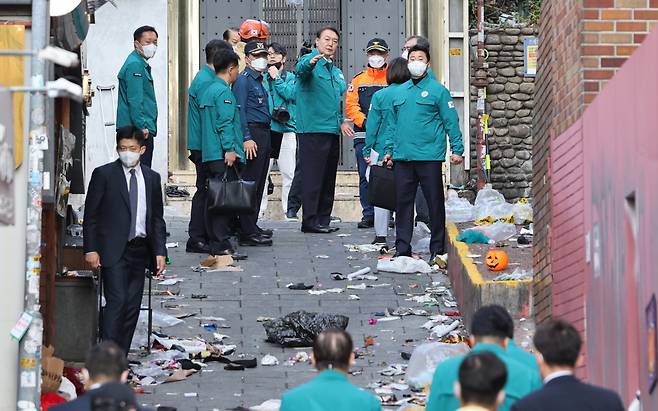 윤석열 대통령이 지난달 30일 서울 용산구 이태원동 '핼러윈 인파' 압사 사고 현장을 둘러보고 있다. [연합]