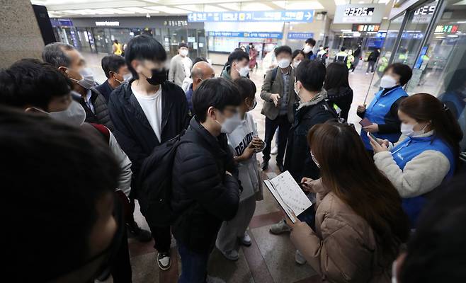 [서울=뉴시스] 김금보 기자 = 영등포역 무궁화호 기차 탈선 사고가 발생한 6일 오후 서울 영등포구 영등포역 대합실에서 이용객들이 대체버스를 기다리고 있다. 6일 오후 8시55분께 용산역에서 익산역으로 향하던 무궁화호 제1567열차가 영등포역 진입도 중 궤도를 이탈하는 사고가 발생했다. 이 사고로 승객 25명(21명 귀가, 4명 병원이송)이 부상을 입은 것으로 코레일은 파악하고 있다. 코레일은 긴급대응팀을 투입해 복구작업을 벌이고 있다. 2022.11.06. kgb@newsis.com