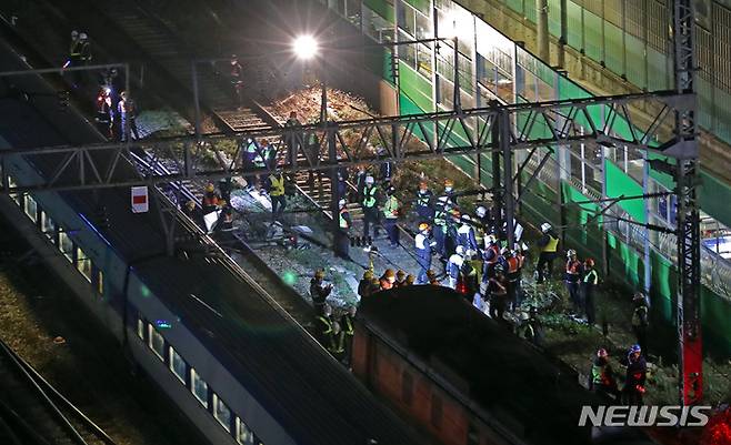 [서울=뉴시스] 김금보 기자 = 7일 오전 서울 영등포구 경부선 하행 영등포역 인근 선로에서 작업자들이 탈선 열차 복구 작업을 하고 있다. 앞서 한국철도공사(코레일)와 영등포소방서에 따르면 6일 오후 8시55분께 용산에서 익산으로 향하던 무궁화호 제1567열차가 영등포역 진입중 궤도를 이탈하는 사고가 발생했다. 탑승객은 276명이다. 코레일은 이 사고로 이날 오후 11시 기준 승객 20명이 경상을 입어 병원 이송됐다고 밝혔다. 다만 영등포소방서는 30여명이 경상을 입은 것으로 파악하고 있어 부상자수에 차이를 보이고 있다. 사고 직후 승객들은 영등포역까지 도보로 대피했다. 2022.11.07. kgb@newsis.com