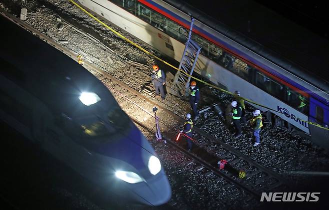 [서울=뉴시스] 김금보 기자 = 7일 오전 서울 영등포구 경부선 하행 영등포역 인근 선로에서 작업자들이 탈선 열차 복구 작업을 하고 있다. 앞서 한국철도공사(코레일)와 영등포소방서에 따르면 6일 오후 8시55분께 용산에서 익산으로 향하던 무궁화호 제1567열차가 영등포역 진입중 궤도를 이탈하는 사고가 발생했다. 탑승객은 276명이다. 코레일은 이 사고로 이날 오후 11시 기준 승객 20명이 경상을 입어 병원 이송됐다고 밝혔다. 다만 영등포소방서는 30여명이 경상을 입은 것으로 파악하고 있어 부상자수에 차이를 보이고 있다. 사고 직후 승객들은 영등포역까지 도보로 대피했다. 2022.11.07. kgb@newsis.com