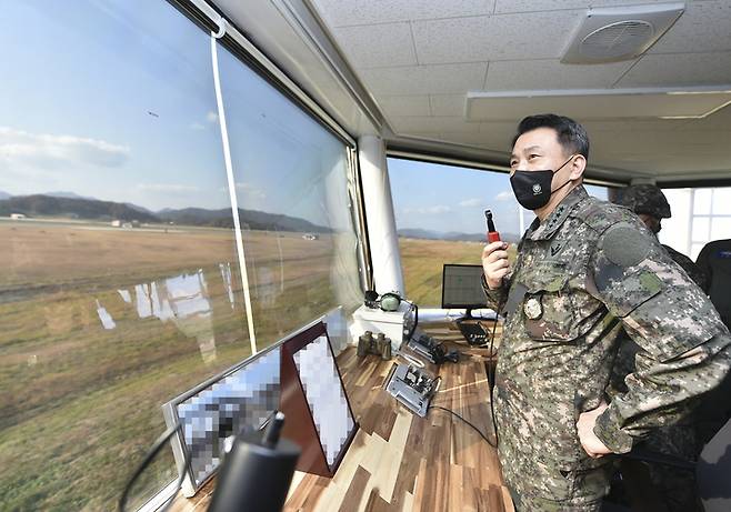 [서울=뉴시스] 김근수 기자 = 김승겸 합동참모의장이 31일 공군 제19전투비행단에서 비질런트 스톰 훈련중인 임무 조종사와 교신하고 있다. (사진= 대한민국 합동참모본부 제공) 2022.10.31. photo@newsis.com *재판매 및 DB 금지