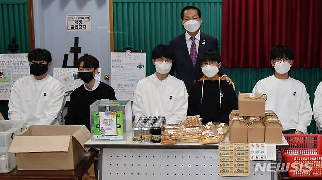 [인천=뉴시스] 인천 세일고등학교 동아리 '경제경영리더십' 소속 학생들과 유정학 학교운영위원장.