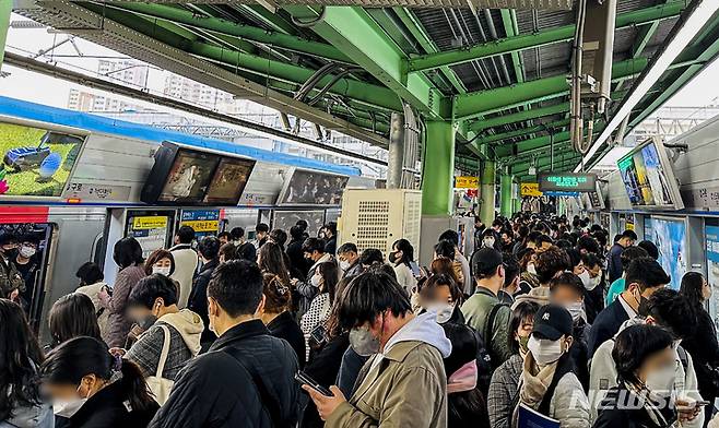 [서울=뉴시스] 정병혁 기자 = 7일 오전 경기 부천시 1호선 송내역에서 시민들이 지하철을 기다리고 있다. 코레일은 전날 발생한 영등포역 무궁화호 열차 궤도이탈 사고 복구 작업이 지연되고 있어 오후 4시께 정상화 될 것으로 보고 있다. 독자 A씨는 "출근 시간에 언제 올지도 모르는 전철을 많은 사람들이 계속 기다리고 있다" 며 "지연 안내방송만 나올 뿐 역무원도 없어 답답하다"고 말헀다. (사진=독자 제공) 2022.11.07. photo@newsis.com