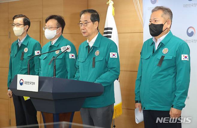 [서울=뉴시스] 배훈식 기자 = 30일 오후 서울 종로구 정부서울청사 브리핑실에서 한덕수 총리가 이태원 사고 중앙재난안전대책본부 회의 결과 브리핑을 하고 있다. 왼쪽부터 방문규 국무조정실장, 조규홍 보건복지부 장관, 한 총리, 이상민 행정안전부 장관. 2022.10.30. dahora83@newsis.com