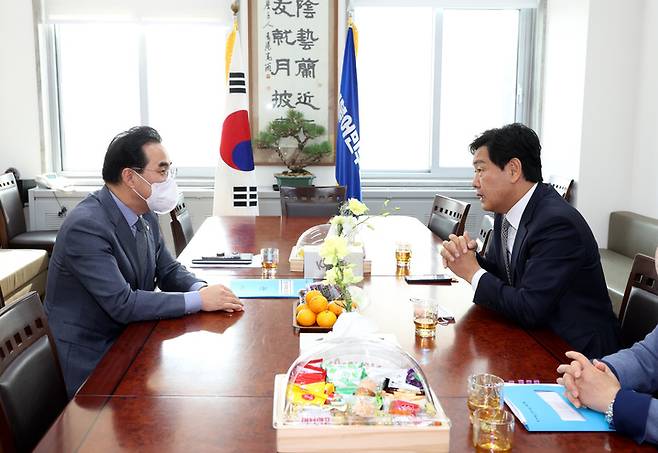 [서울=뉴시스] 7일 국회를 찾은 김관영 전북지사는 더불어민주당 박홍근 원내대표를 찾아 전북 예산 활동을 펼치고 있다. 2022.11.07 (사진= 전라북도청 제공) *재판매 및 DB 금지