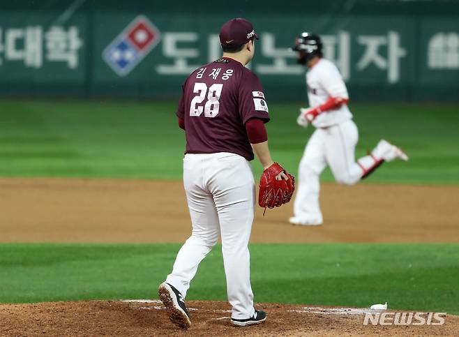 [인천=뉴시스] 이영환 기자 = 7일 인천 SSG랜더스필드에서 열린 2022 KBO 한국시리즈 5차전 키움 히어로즈와 SSG 랜더스의 경기, 8회말 1사 주자 1루에서 SSG 최정이 투런 홈런을 허용한 키움 투수 김재웅이 아쉬워 하고 있다. 2022.11.07. 20hwan@newsis.com