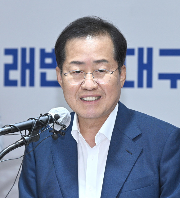 홍준표 대구시장이 7월5일 동인청사 브리핑룸에서 민선8기 취임 기자회견을 하고 있다. 홍 시장은 이날 취임과 동시에 조직 구조조정 등 강도 높은 시정혁신을 예고했다. ⓒ대구시