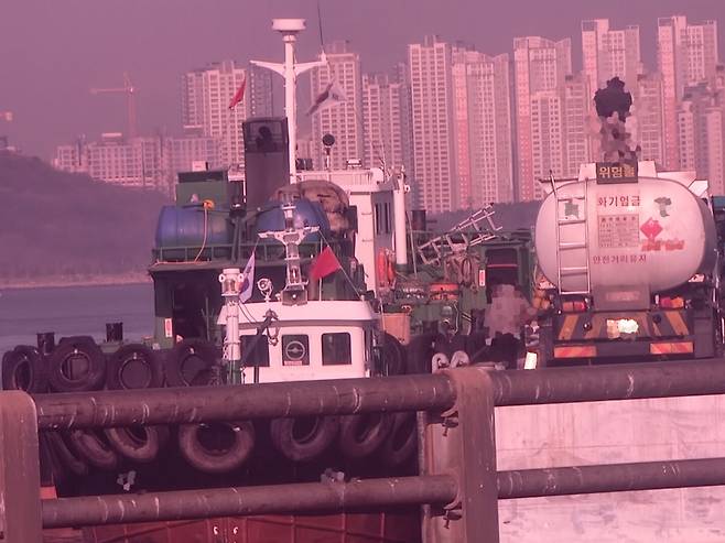 차량으로 옮기는 선박용 경유 [해양경찰청 제공. 재판매 및 DB 금지]