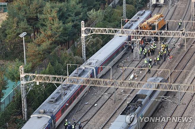 '무궁화호 열차 탈선' 계속되는 복구 작업 (서울=연합뉴스) 황광모 기자 = 무궁화호 열차 탈선사고가 발생한 서울 영등포역 인근 철로에서 7일 오전 코레일 긴급 복구반원들이 사고 열차를 크레인으로 옮기고 있다.
    한국철도공사(코레일)에 따르면 6일 오후 8시 15분 용산발 익산행 열차가 영등포역으로 진입하던 중 선로를 이탈했다. 
    이 사고로 KTX 등 열차의 운행이 취소되거나 지연 운행되고 있다. 2022.11.7 hkmpooh@yna.co.kr