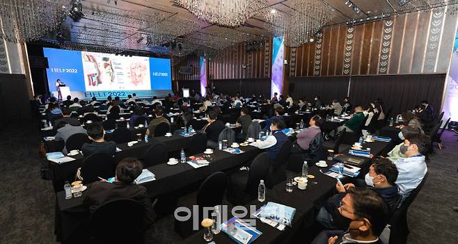 휴젤이 최근 국내 및 대만 미용ㆍ성형 분야 관계자 약 150명이 참석한 가운데 메디컬 에스테틱 최신 학술 지견과 시술 노하우를 공유하는 학술포럼 ‘2022 H.E.L.F in Seoul’을 개최했다.(사진=휴젤)