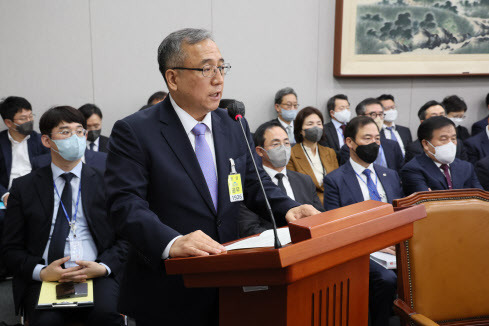 김종철 대통령 경호처 차장이 8일 오전 국회 운영위원회에서 열린 대통령비서실·국가안보실·대통령 경호처에 대한 국정감사에서 업무보고를 하고 있다. (사진=연합뉴스)