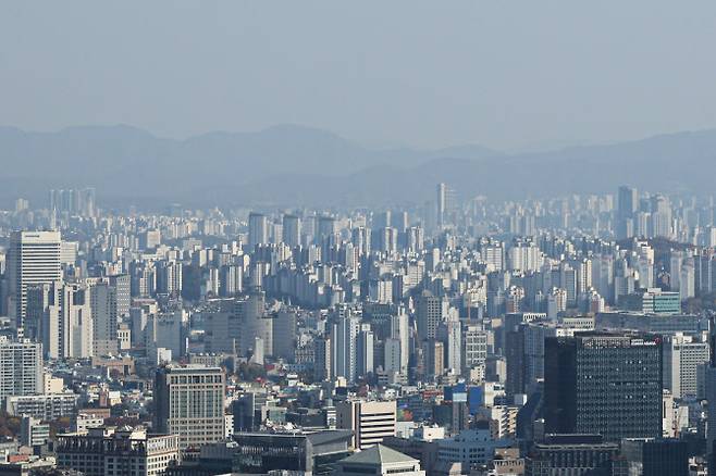 서울 아파트 10채 중 거의 4채는 평균 매매가격이 지난해보다 하락한 것으로 나타났다. 사진은 6일 서울 인왕산에서 바라본 시내 아파트 모습. (사진=연합뉴스)