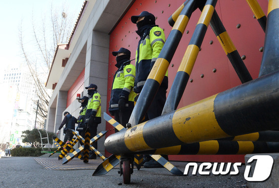 주한중국대사관 앞에서 경찰들이 경계근무를 서고 있다./뉴스1 ⓒ News1 이재명 기자