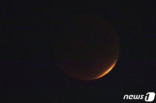 19일 오후 경북 포항시 동쪽 하늘에서 부분 월식이 진행되고 있다. 우리나라에서 볼 수 있는 다음 월식은 2022년 11월8일에 달이 지구의 본그림자에 완전히 가려지는 개기월식이다.2021.11.19/뉴스1 ⓒ News1 최창호 기자