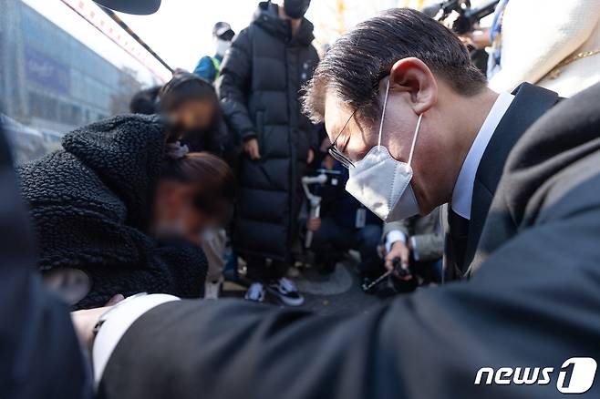 이재명 더불어민주당 대표가 8일 오후 서울 용산구 이태원역 1번 출구에 마련된 이태원 참사 희생자 추모 공간에서 유가족을 위로하고 있다. 2022.11.8/뉴스1 ⓒ News1 이재명 기자