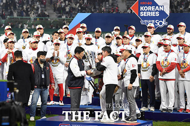 허구연 KBO 총재에게 우승 트로피 전달받는 정용진.