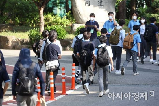 학교 내 대면수업 본격화 이후 처음 맞이하는 스승의날을 이틀 앞둔 13일 서울 시내 한 고등학교에서 학생들이 등교를 하고 있다. /문호남 기자 munonam@