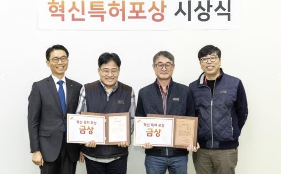 SK하이닉스가 지난 7일 개최한 '혁신특허포상' 시상식에서 수상자들이 기념촬영을 하고 있다. 지속경영담당 김윤욱 부사장, 미래기술연구원 황선환 TL, SKHU 장세억 교수, 미래기술연구원 차선용 부사장(왼쪽부터). SK하이닉스 제공