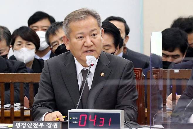 이상민 행정안전부 장관이 7일 오후 국회에서 열린 행정안전위원회 전체회의에서 의원들의 질의에 답변하고 있다. 강창광 선임기자 chang@hani.co.kr