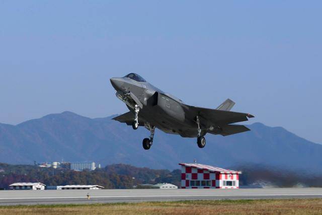 1일 비질런트 스톰(Vigilant Storm) 훈련에 참가한 우리 공군 F-35A 전투기가 청주기지 활주로를 이륙하고 있다. 공군 제공