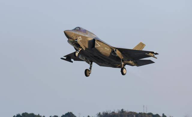 1일 한미 연합공중훈련 '비질런트 스톰(Vigilant Storm)' 훈련에 참가한 미군 F-35B 전투기가 군산기지 활주로를 이륙하고 있다. 공군 제공