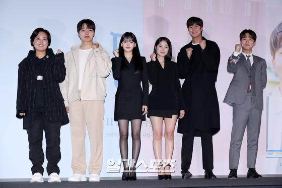 서은영 감독, 배우 여진구, 조이현, 김혜윤, 나인우, 배인혁(왼쪽부터)이 8일 오후 서울 용산구 CGV아이파크몰에서 진행된 영화 '동감' 언론시사회 및 기자간담회에 참석해 포토타임을 갖고 있다. ’동감’은 1999년의 ‘용’과 2022년의 ‘무늬’가 우연히 오래된 무전기를 통해 소통하면서 벌어지는 이야기를 그린 청춘 로맨스다. 오는 16일 개봉. 서병수 기자 qudtn@edaily.co.kr /2022.11.08.