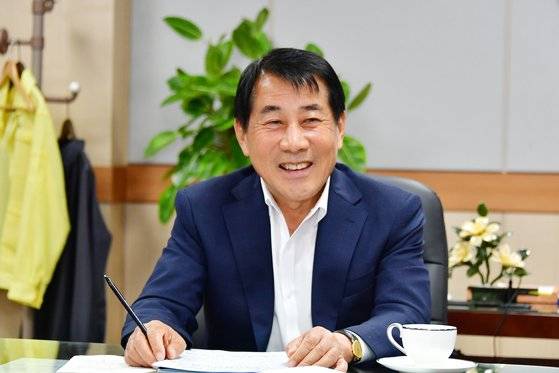 나동연 경남 양산시장이 지난달 중앙일보와 인터뷰에서 통도사 108배를 올리게 된 일화를 언급하며 멋쩍은 미소를 짓고 있다. [사진 양산시]