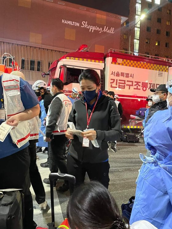 지난달 30일 새벽 '이태원 압사 참사' 현장에서 구호 활동에 나선 신현영 더불어민주당 의원. 사진 신현영 의원 페이스북.