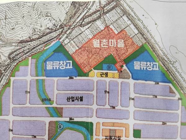 물류창고 건립 예정 위치도. 붉은색 월촌마을 좌, 우로 물류창고 허가가 난 상태다. 주민들은 거대한 ‘장벽’이 생겨 생활여건이 파탄날 것이라며 마을 이주를 촉구하고 있다.