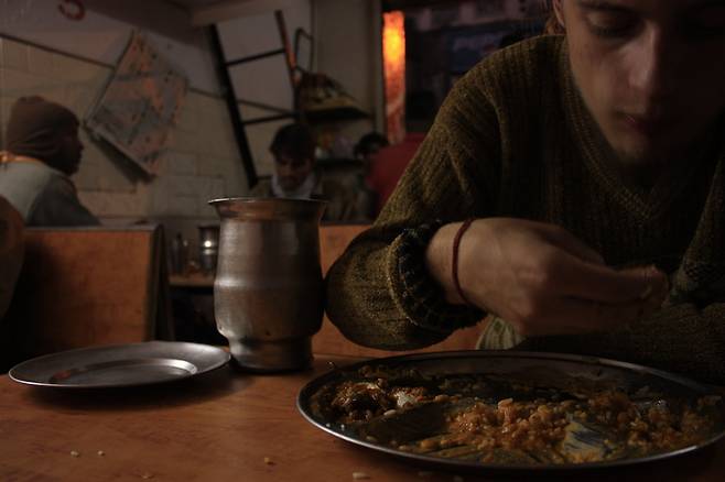 손으로 식사 중인 외국인 / 사진 = flickr