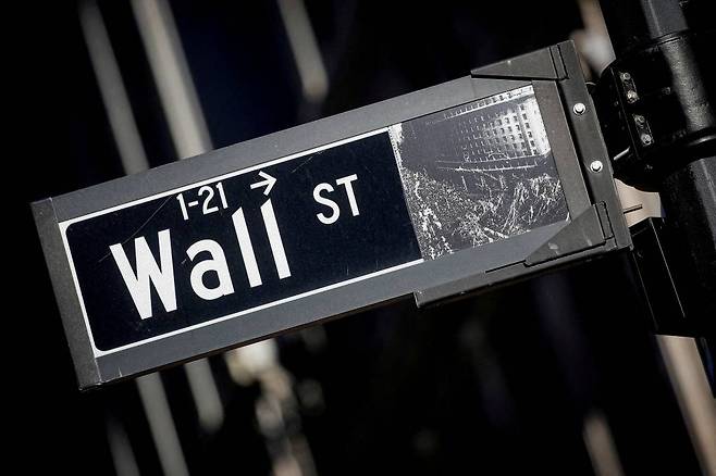 A street sign for Wall Street is seen in the financial district in New York, U.S., November 8, 2021. REUTERS/Brendan McDermid