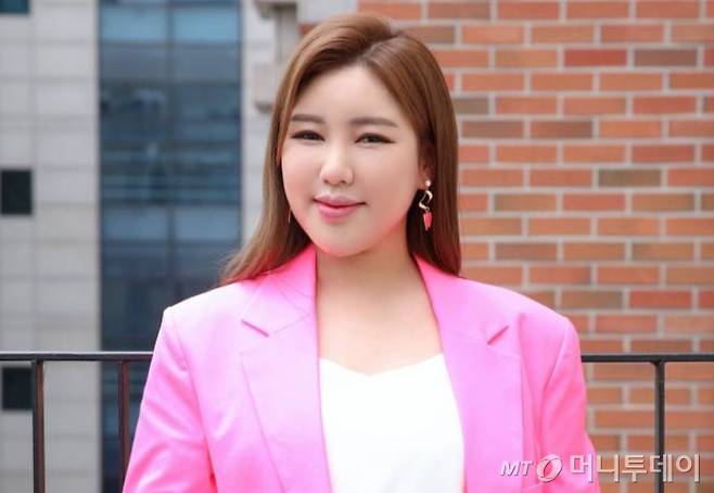 가수 송가인. /사진제공=포켓돌스튜디오 /사진=이동훈 기자 photoguy@