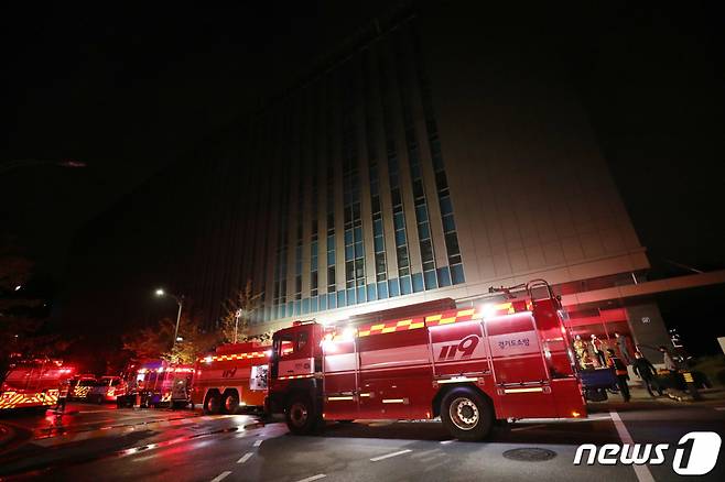 지난달 15일 오후 경기 성남시 분당구 삼평동 SK판교캠퍼스에서 불이나 소방대원들이 현장을 살피고 있다. 이날 오후 카카오 등 데이터 관리 시설이 입주해있는 이 건물 지하에서 불이나면서 카카오톡, 카카오택시 등 일부서비스에 장애가 빚어지고 있다. /사진=뉴스1