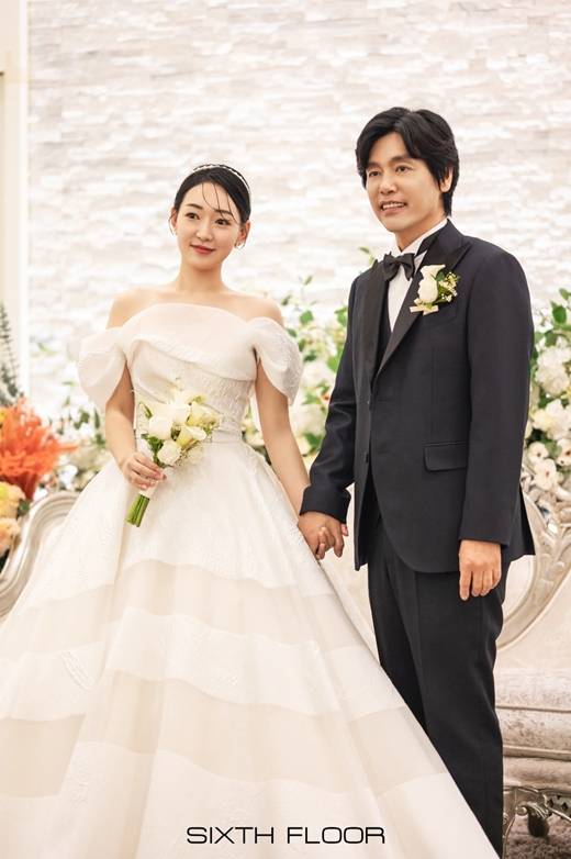 Actor Choi Sung-kuk, 51, has made headlines for his marriage to Couple, who is 24 years his junior.On the eighth day, Six Floor released Choi Sung-kuks marriage photo to the press.Choi Sung-kuk in a nice tuxedo and a bride in an elegant wedding dress are by far the most eye-catching. The faces of the two are full of happiness.In particular, the appearance of Choi Sung-kuk and the bride who kiss in front of the guests makes them feel the love of the two. The excellent beauty of the bride who is 24 years younger than Choi Sung-kuk is also outstanding.Choi Sung-kuk held a marriage ceremony in the blessing of family and colleagues at a wedding hall in Seoul on the 5th.Choi Sung-kuks romantic relationship was a big issue when it was revealed in September that the love between the two men, who overcame the age gap of 24, was a surprise to the public.Even for close actor Kim Kwang-kyu, 54, Choi Sung-kuks marriage was a surprise news.Choi Sung-kuk was informed of the marriage to Kim Kwang-kyu through the comprehensive channel TV Chosuns Lover. At that time, Choi Sung-kuk said, I am married next month. Kim Kwang-kyu said, What?Kim Kwang-kyu heard about the marriage story from Choi Sung-kuk and said, I feel like my heart is beating and I have been shot and I feel a little lost. Choi Sung-kuk met his wife, who is 24 years younger than him, at the Busan Tidal Wave last year.According to Choi Sung-kuk, who appeared on KBS 2TV The Problem Son of the Rooftop Room, he met his wife for the first time after finding his best brothers and a cafe and pizza house near Tidal Wave.Choi Sung-kuk said, Two girls were walking over there, and one of them wanted to say, Thats so clear. I kept glancing at him. When I looked at him, he kept scratching his leg. He looked like hed been bitten by a mosquito.When I was bitten by a mosquito, there was a medicine to apply. Hey, I think you have a lot of itching. He said.Choi Sung-kuk said, I was eating pizza pretending to be cool. But while I was in the bathroom for a while, one of my younger siblings said, Did you come down to Busan?My friend, who was with my wife, turned me down. My brother turned red. When I went to the bathroom, the mood got weird.However, Choi Sung-kuk said that his wife and friend had the courage to talk to me when they were about to leave. Choi Sung-kuk said, Would you like to have dinner with me when you come down from time to time? I thought I would regret it if I did not talk about it, he said.