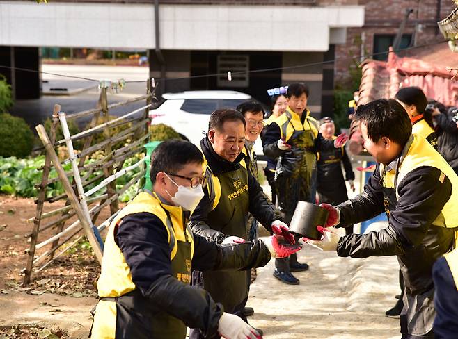 쌍용자동차는 지난 7일 소외계층을 지원하고 지역사회 공헌활동에 앞장서기 위해 2022 평택연탄나눔은행에 후원금을 전달하고 연탄 나눔 봉사활동에 참여했다. 쌍용차 임직원들이 소외이웃에 연탄을 전달하는 모습. [쌍용차 제공]