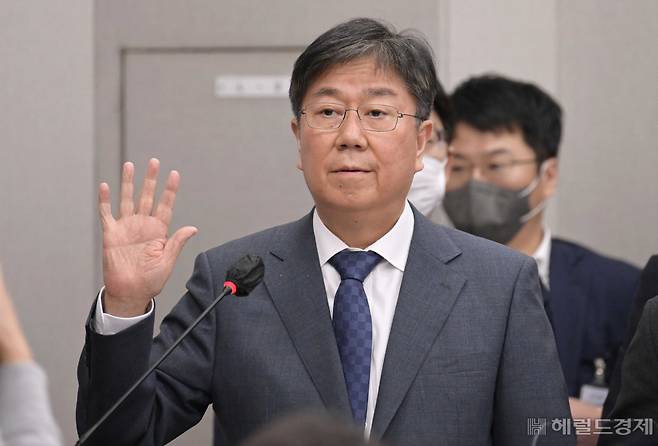 8일 오전 국회 운영위원회에서 열린 대통령비서실·국가안보실·대통령 경호처에 대한 국정감사에서 김대기 대통령 비서실장이 증인 선서하고 있다. 이상섭 기자