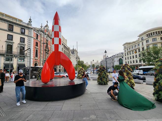 그란비아 중간쯤 갈림길 소광장에 있는 빨간 로켓 조형물