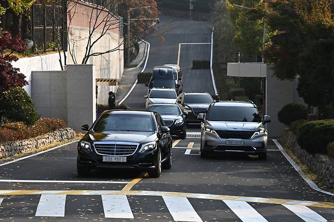 서울 서초동 사저에서 한남동 대통령 관저로 이사를 마친 윤석열 대통령이 8일 오전 서울 용산구 한남동 관저에서 차량을 이용, 외부 일정을 위해 이동하고 있다. [연합]