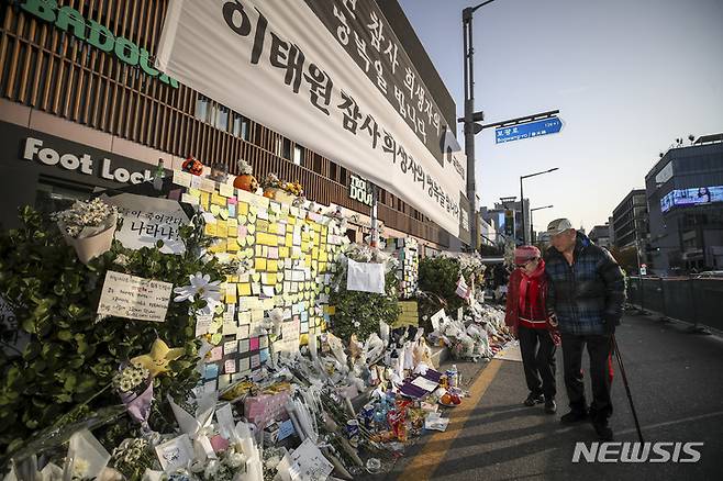 [서울=뉴시스] 정병혁 기자 = 7일 오전 서울 용산구 이태원역에 마련된 추모공간을 찾은 시민들이 추모하고 있다. 2022.11.07. jhope@newsis.com