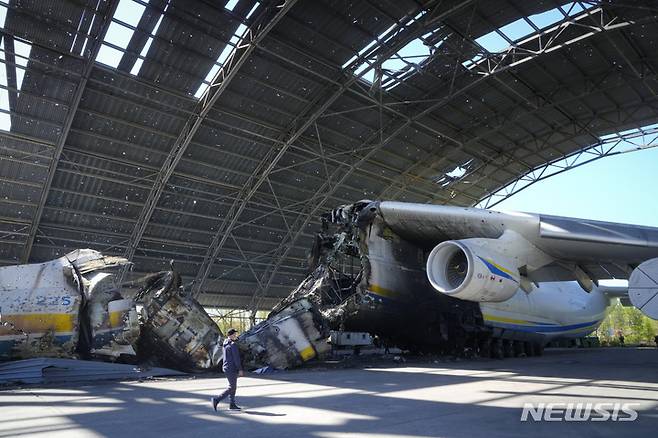 [호스토멜=AP/뉴시스] 지난 5월 사진에서 우크라이나 호스토멜의 안토노우 공항에 러시아군의 포격으로 파괴된 세계 최대의 수송기 안토노우 An-225 므리야가 두 동강 나 있는 것이 보이고 있다.