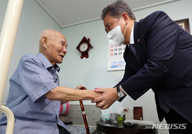 [광주=뉴시스] 김혜인 기자 = 박진 외교부 장관이 2일 오후  일제 강제징용 피해자 이춘식(98)씨의 집인 광주 광산구 우산동 한 아파트를 찾아 이씨의 손을 잡고 있다.2022.09.02.hyein0342@newsis.com