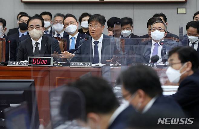 [서울=뉴시스] 고범준 기자 = 김대기 대통령 비서실장이 8일 오전 서울 여의도 국회에서 열린 국회운영위원회 대통령비서실-국가안보실-대통령경호처에 대한 국정감사에서 의원 질의에 답하고 있다. 2022.11.08. bjko@newsis.com