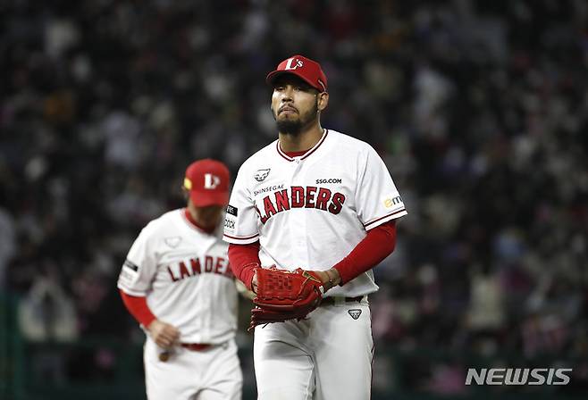 [인천=뉴시스] 정병혁 기자 = 8일 인천 SSG랜더스필드에서 열린 2022 KBO 한국시리즈 6차전 키움 히어로즈와 SSG 랜더스의 경기, SSG 선발 폰트가 2회초 이닝을 마친 뒤 덕아웃을 향하고 있다. 2022.11.08. jhope@newsis.com