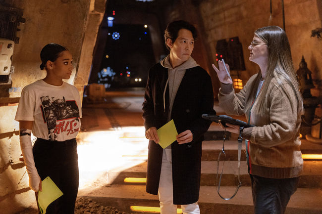 (L-R): Amandla Stenberg, Lee Jung-jae and Director Leslye Headland on the set of Lucasfilm's THE ACOLYTE, exclusively on Disney+. ©2022 Lucasfilm Ltd. & TM. All Rights Reserved.