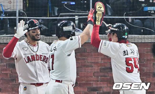 [OSEN=인천, 이석우 기자]SSG 랜더스 추신수와 최지훈이 3회말 2사 2,3루 한유섬 내야 땅볼때 키움 히어로즈 전병우의 송구 실책으로 득점을 올리고 기쁨을 나누고 있다. 2022.11.08 / foto0307@osen.co.kr