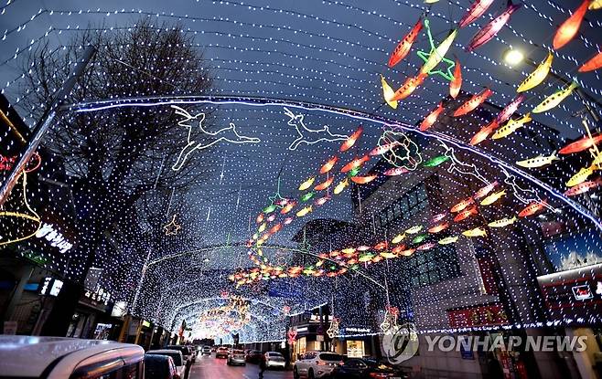 화천산천어축제 기간 운영되는 선등거리 [연합뉴스 자료사진]