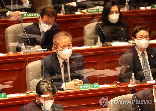 답변하는 이상민 장관 (서울=연합뉴스) 백승렬 기자 = 이상민 행정안전부 장관이 8일 국회에서 열린 예산결산특별위원회 전체회의에서 의원들의 질의에 답변하고 있다. 2022.11.8 srbaek@yna.co.kr